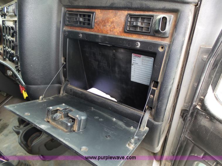 image for item K8449 2005 Kenworth T800B semi truck