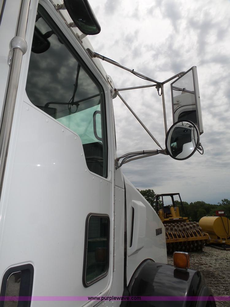 image for item K8449 2005 Kenworth T800B semi truck
