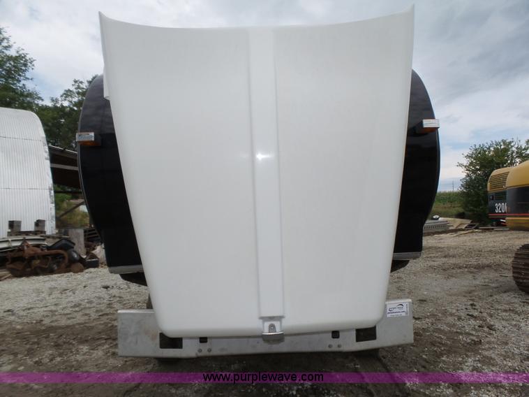 image for item K8449 2005 Kenworth T800B semi truck