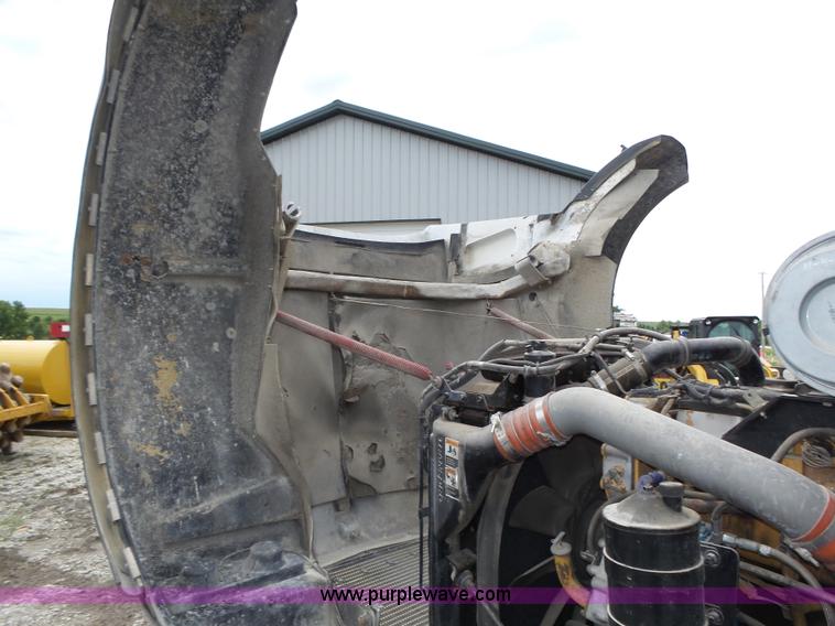 image for item K8449 2005 Kenworth T800B semi truck