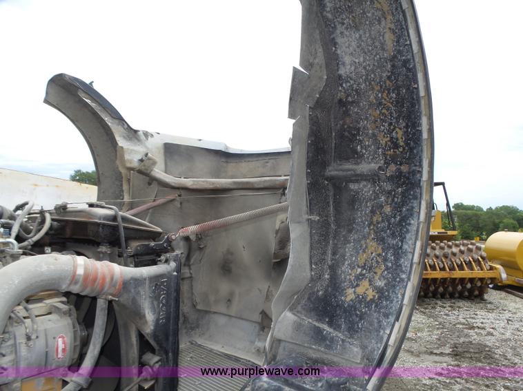 image for item K8449 2005 Kenworth T800B semi truck