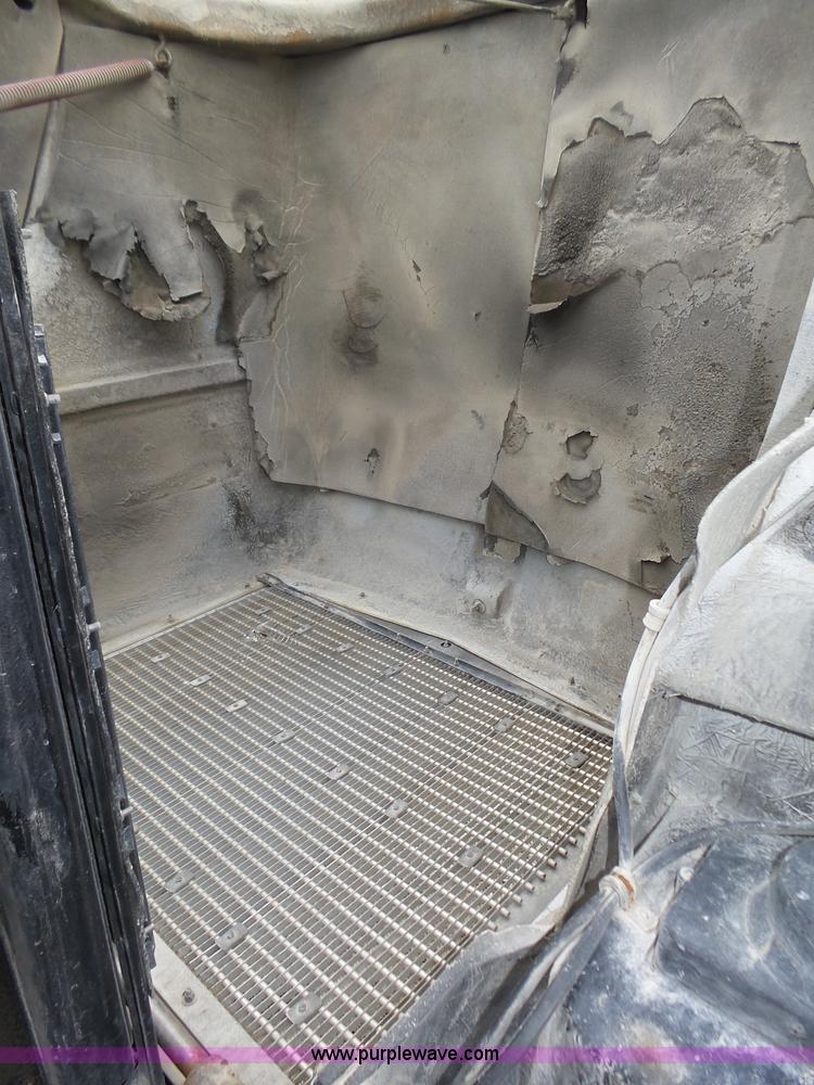 image for item K8449 2005 Kenworth T800B semi truck