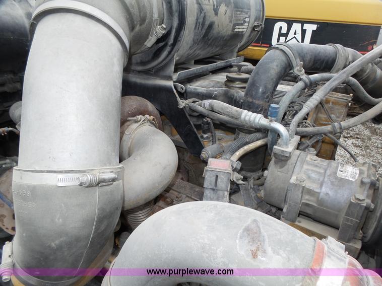 image for item K8449 2005 Kenworth T800B semi truck