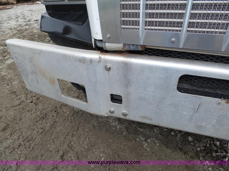 image for item K8449 2005 Kenworth T800B semi truck