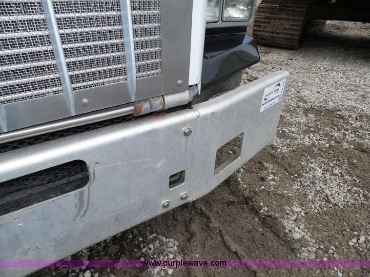 image for item K8449 2005 Kenworth T800B semi truck