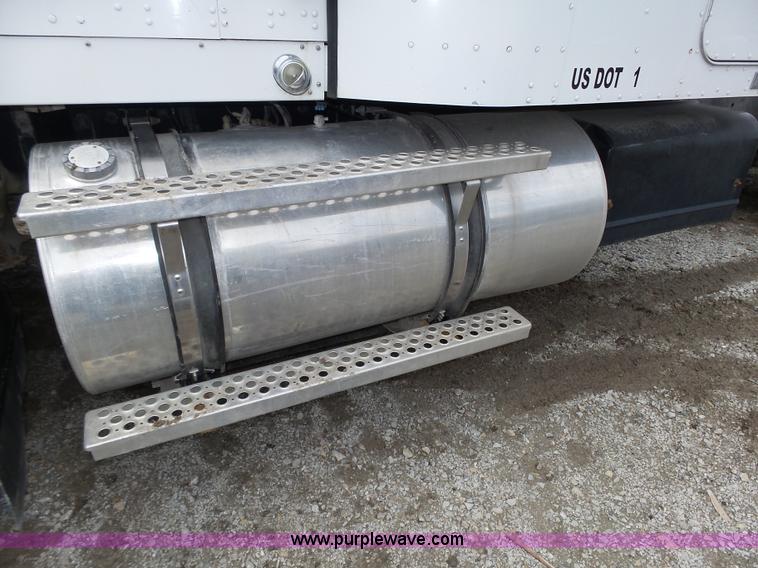 image for item K8449 2005 Kenworth T800B semi truck