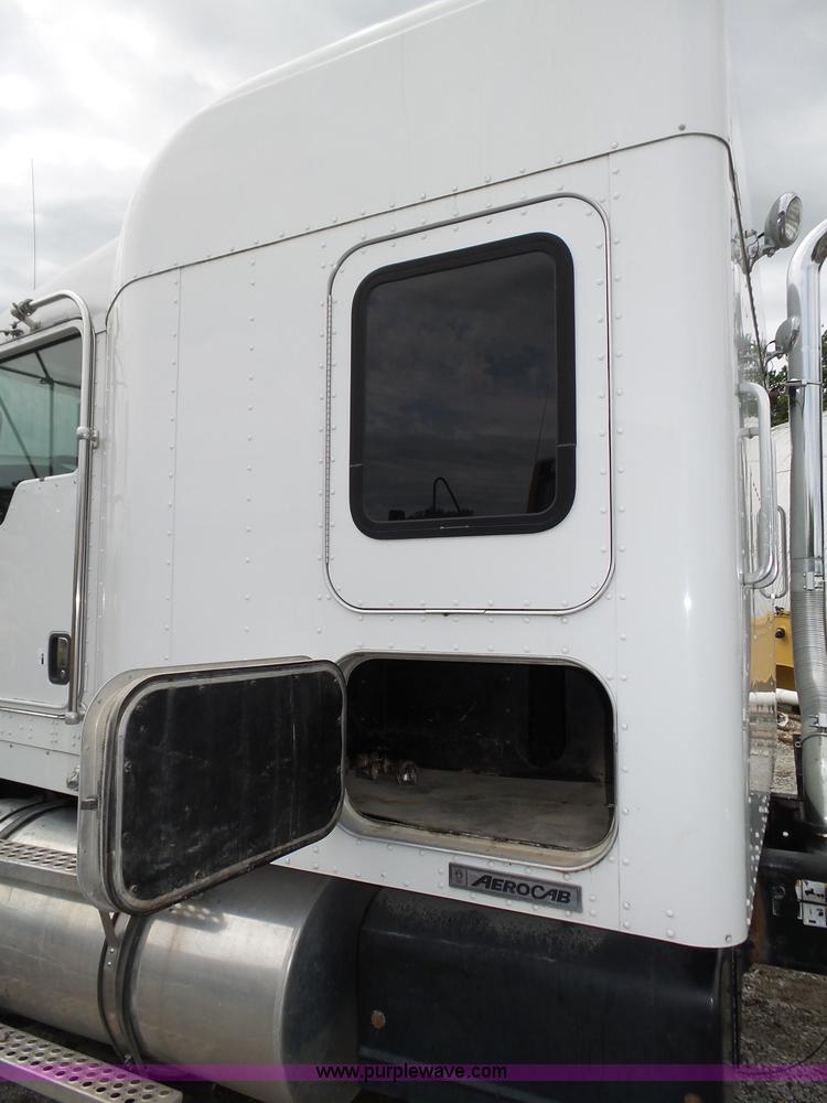 image for item K8449 2005 Kenworth T800B semi truck