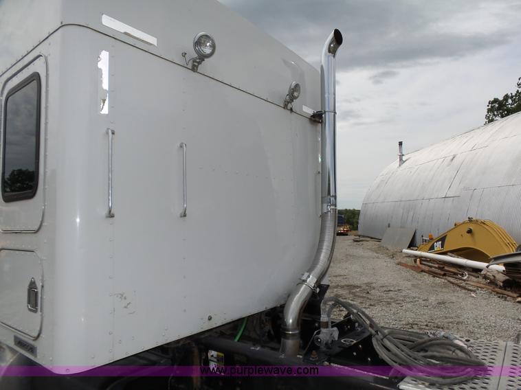 image for item K8449 2005 Kenworth T800B semi truck