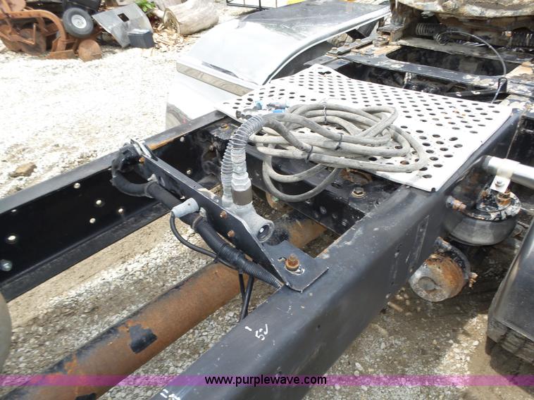 image for item K8449 2005 Kenworth T800B semi truck