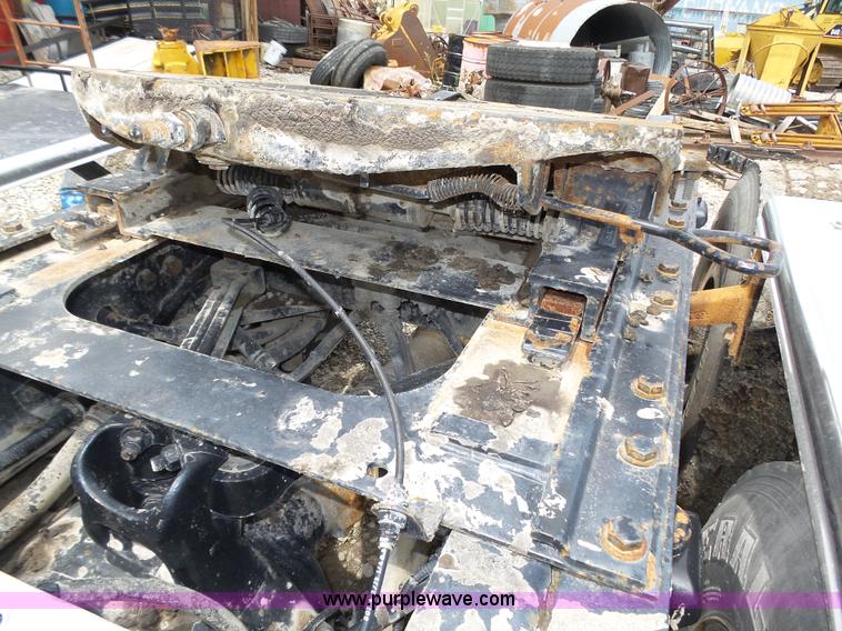 image for item K8449 2005 Kenworth T800B semi truck