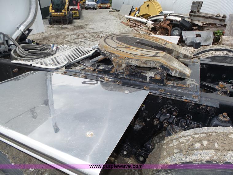 image for item K8449 2005 Kenworth T800B semi truck