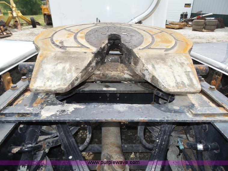 image for item K8449 2005 Kenworth T800B semi truck