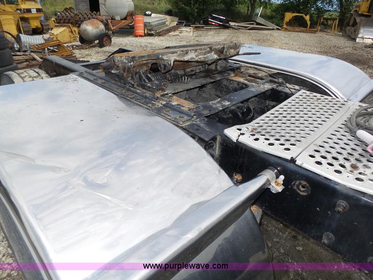 image for item K8449 2005 Kenworth T800B semi truck