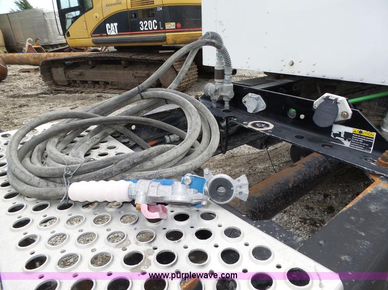 image for item K8449 2005 Kenworth T800B semi truck