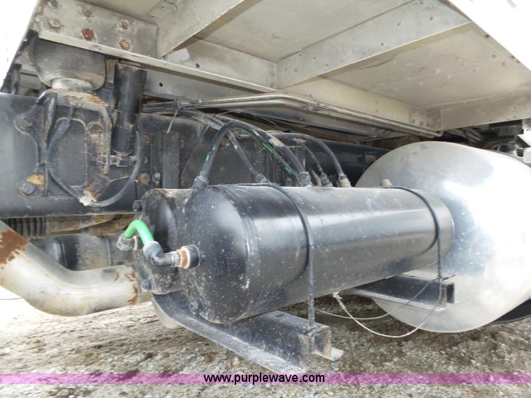 image for item K8449 2005 Kenworth T800B semi truck