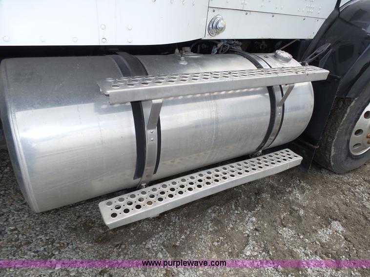 image for item K8449 2005 Kenworth T800B semi truck