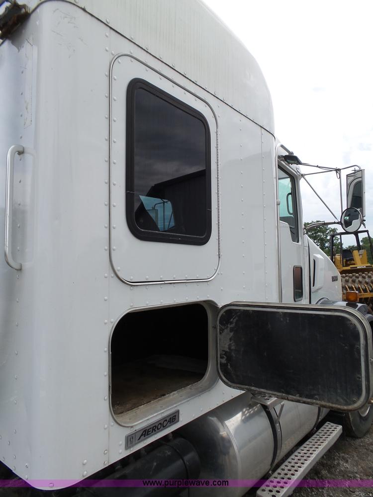 image for item K8449 2005 Kenworth T800B semi truck