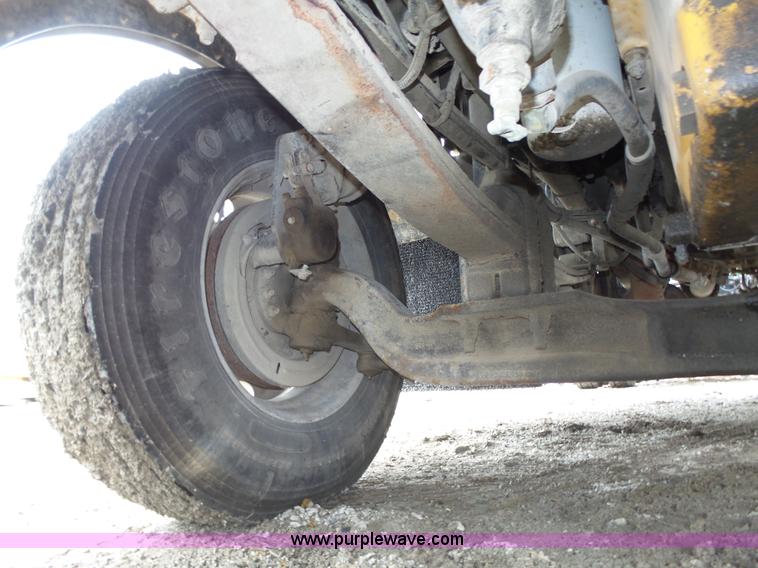 image for item K8449 2005 Kenworth T800B semi truck