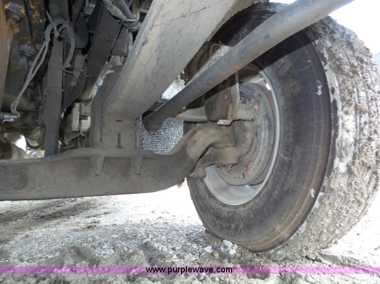 image for item K8449 2005 Kenworth T800B semi truck