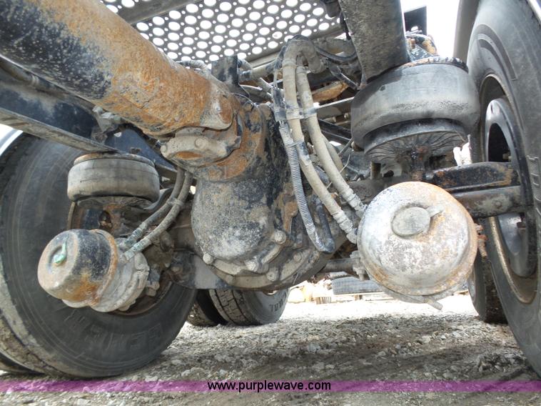 image for item K8449 2005 Kenworth T800B semi truck