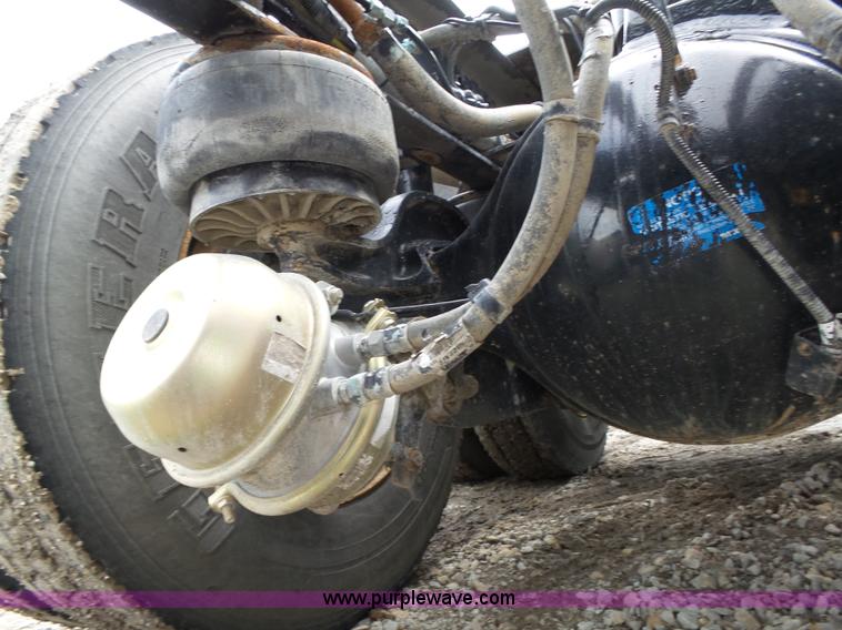 image for item K8449 2005 Kenworth T800B semi truck