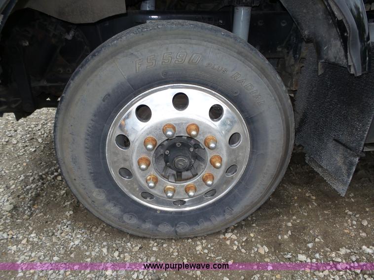 image for item K8449 2005 Kenworth T800B semi truck