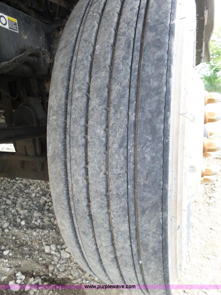 image for item K8449 2005 Kenworth T800B semi truck