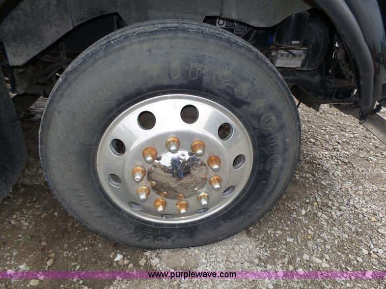 image for item K8449 2005 Kenworth T800B semi truck