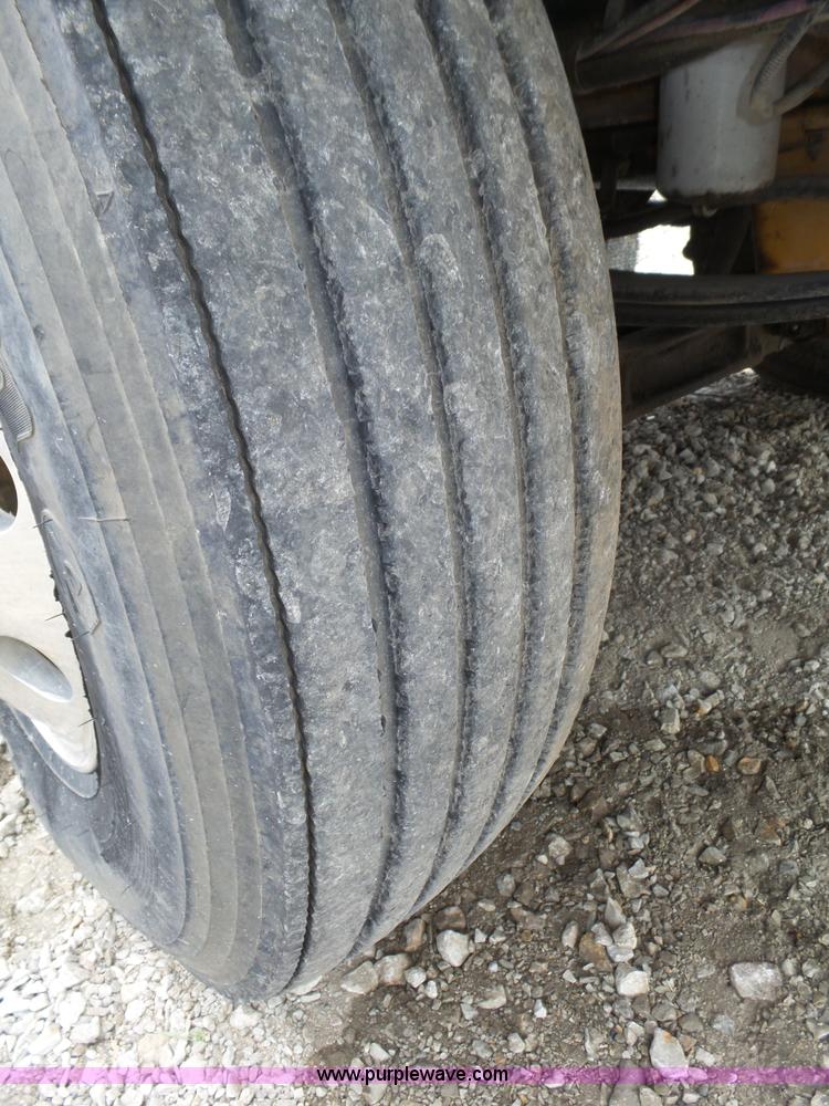 image for item K8449 2005 Kenworth T800B semi truck