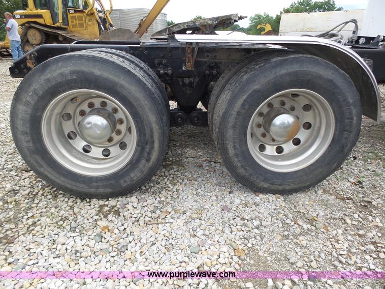 image for item K8449 2005 Kenworth T800B semi truck