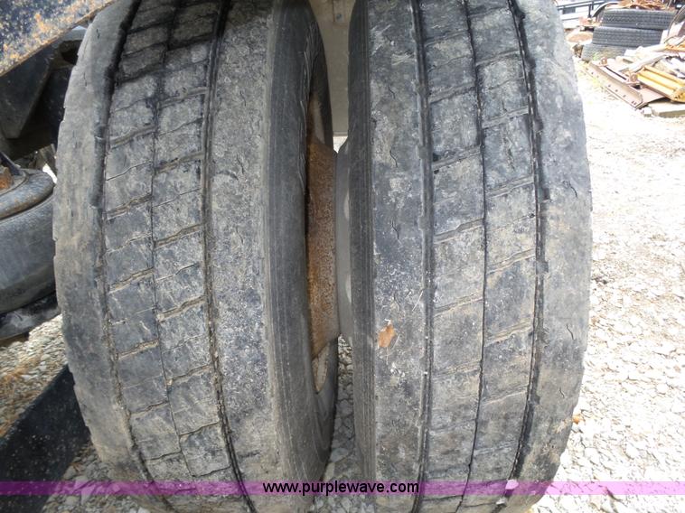 image for item K8449 2005 Kenworth T800B semi truck