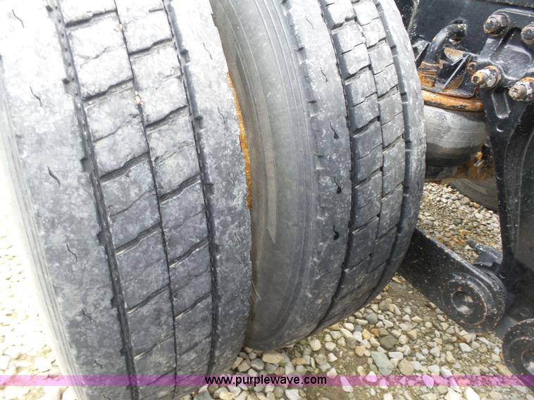 image for item K8449 2005 Kenworth T800B semi truck