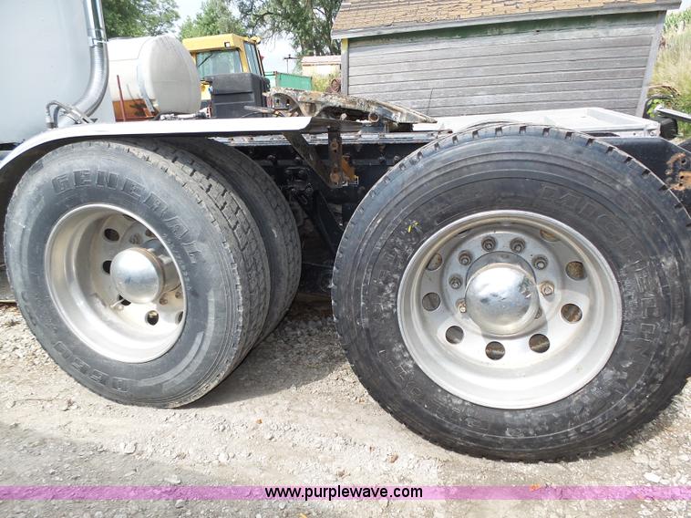 image for item K8449 2005 Kenworth T800B semi truck