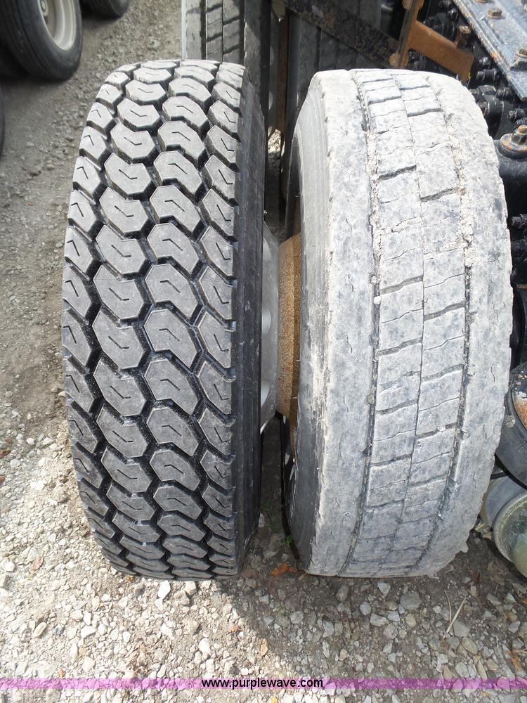 image for item K8449 2005 Kenworth T800B semi truck