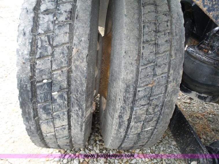 image for item K8449 2005 Kenworth T800B semi truck