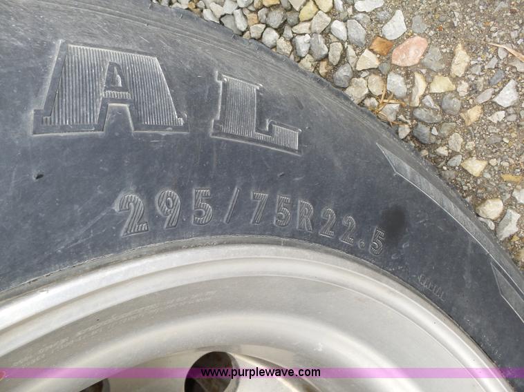 image for item K8449 2005 Kenworth T800B semi truck