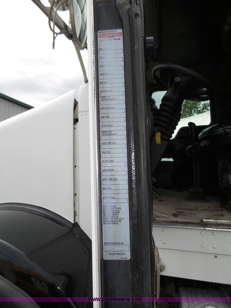image for item K8449 2005 Kenworth T800B semi truck