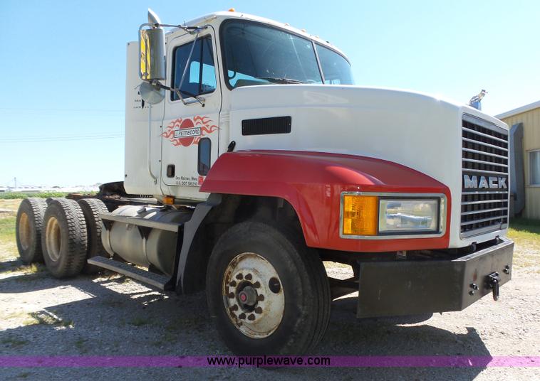 image for item L4005 2002 Mack CH613 semi truck