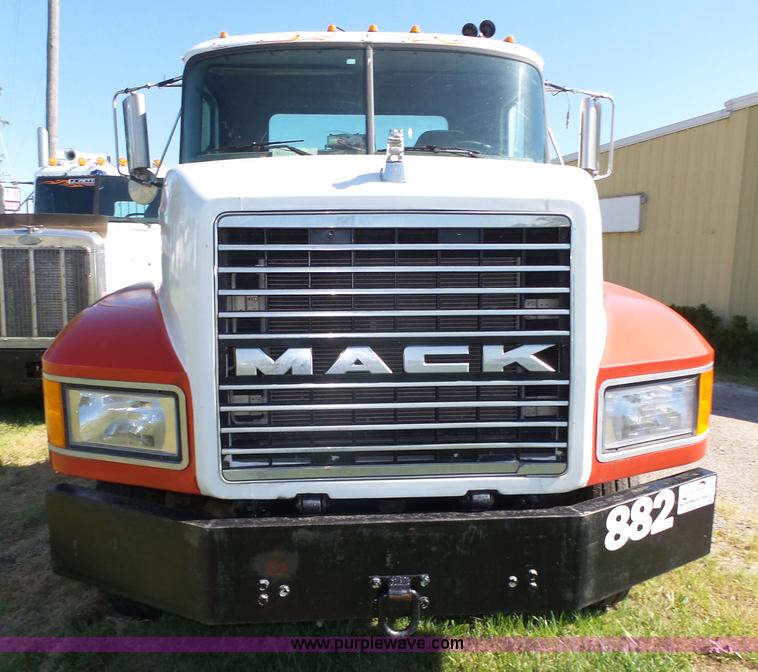 image for item L4005 2002 Mack CH613 semi truck