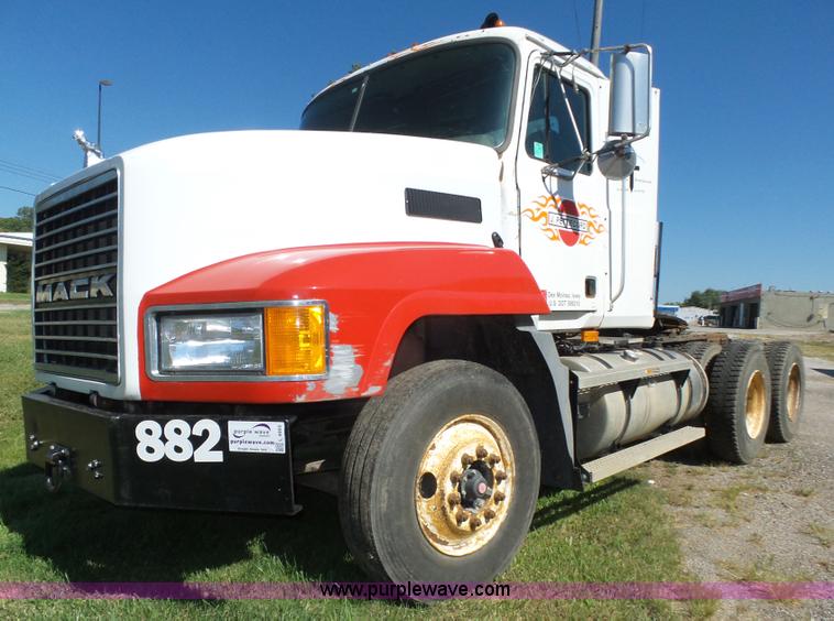image for item L4005 2002 Mack CH613 semi truck