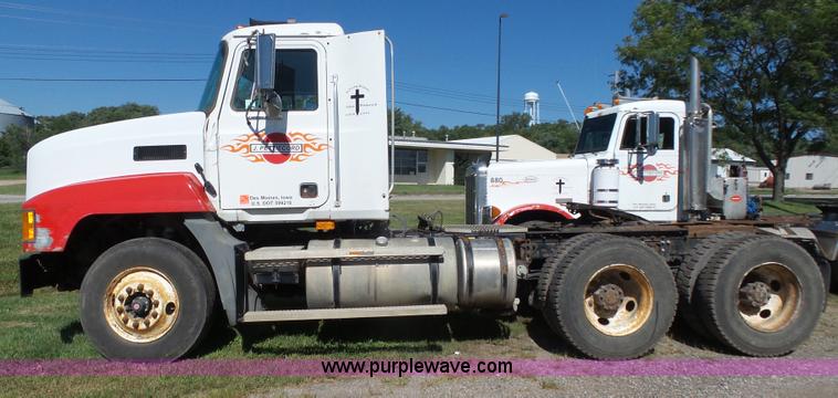 image for item L4005 2002 Mack CH613 semi truck