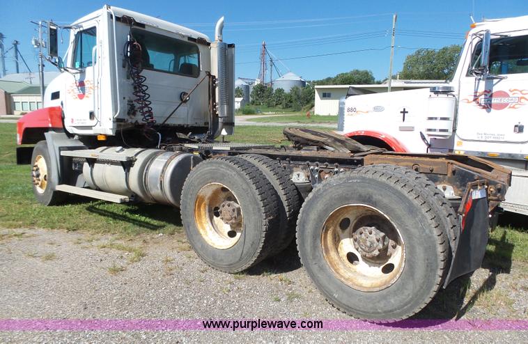 image for item L4005 2002 Mack CH613 semi truck