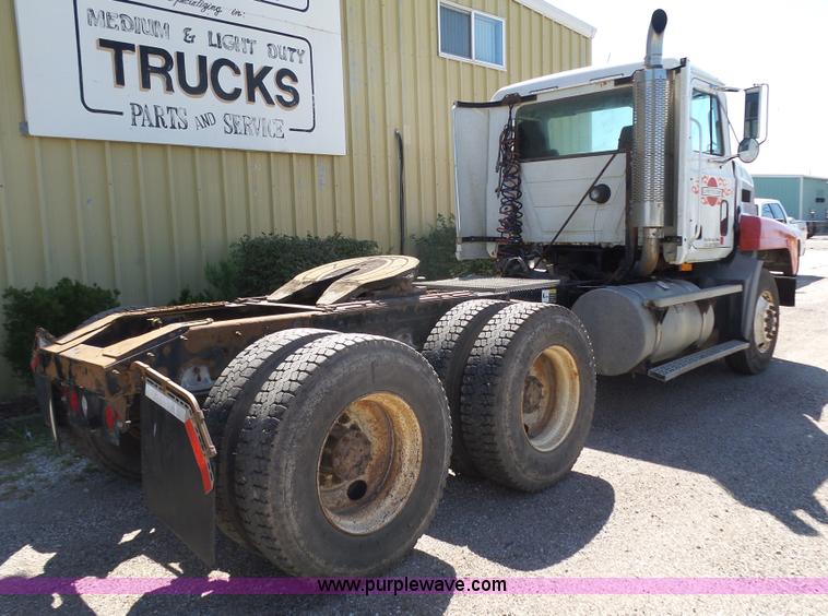 image for item L4005 2002 Mack CH613 semi truck