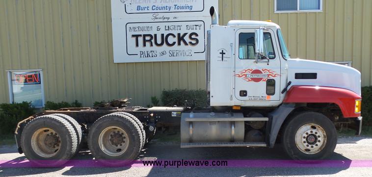 image for item L4005 2002 Mack CH613 semi truck