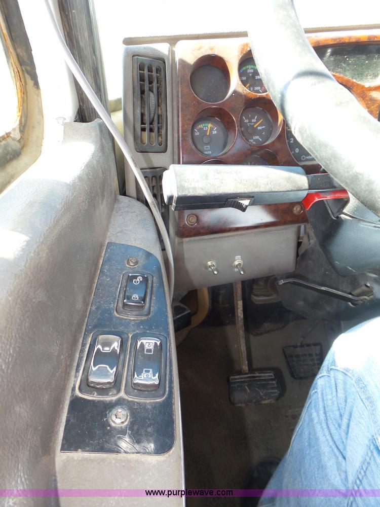 image for item L4005 2002 Mack CH613 semi truck