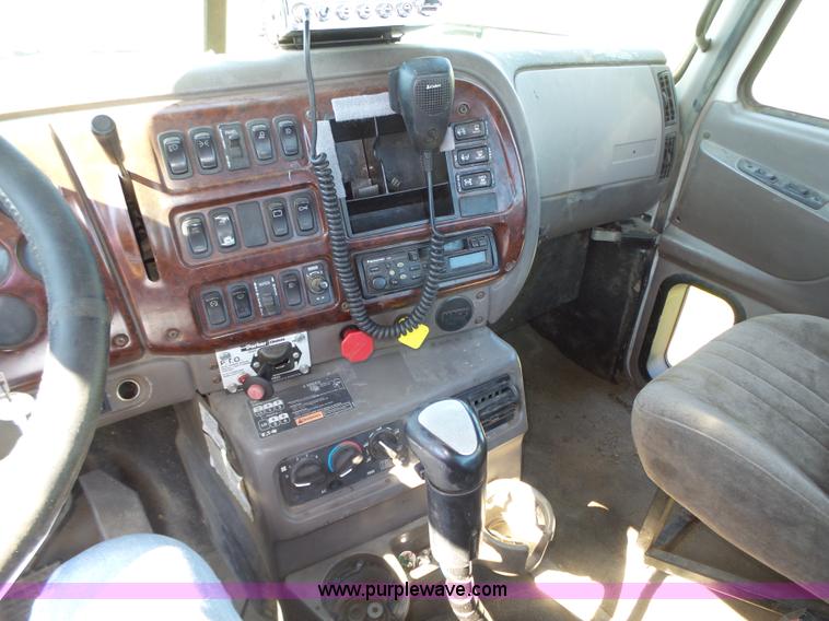 image for item L4005 2002 Mack CH613 semi truck