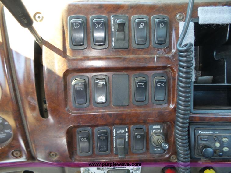 image for item L4005 2002 Mack CH613 semi truck