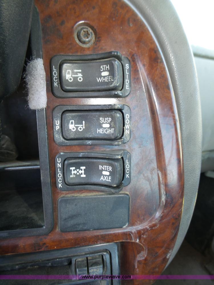 image for item L4005 2002 Mack CH613 semi truck