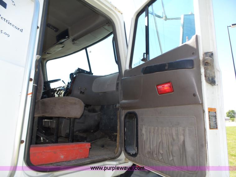 image for item L4005 2002 Mack CH613 semi truck