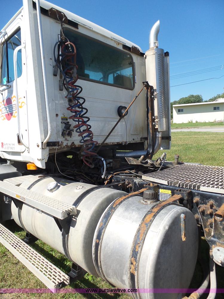 image for item L4005 2002 Mack CH613 semi truck